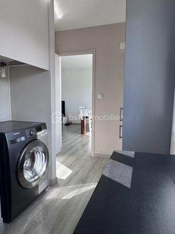 PALAVAS-LES-FLOTS – RIVE GAUCHE – T3 DE 53,28 m² AVEC TERRASSE ET VUE MER

À quelques pas de la plage, sur le secteur très recherché de la Rive Gauche, découvrez ce bel appartement T3 de 53,28 m² situé au 1er étage d’une copropriété à taille humaine.

Baigné de lumière grâce à son exposition sud-ouest, il offre un cadre de vie agréable tout au long de l’année. Sa terrasse avec vue mer constitue un véritable prolongement de l’espace de vie, idéale pour profiter des beaux jours et de l’ambiance balnéaire de Palavas.

L’appartement se compose d’un séjour lumineux, d’une cuisine aménagée et équipée, de deux chambres avec rangements, d’une salle d’eau et de toilettes indépendantes.

Côté confort, vous apprécierez :
• La climatisation réversible
• Le double vitrage
• Les volets électriques dans la pièce de vie
• L’absence de travaux à prévoir

La copropriété est bien entretenue et les charges annuelles restent particulièrement maîtrisées (720 € par an comprenant eau froide et espace commun).

Les atouts du bien :
✓ Emplacement privilégié à deux pas de la plage (Deuxième ligne)
✓ Rive Gauche de Palavas-les-Flots
✓ Terrasse exposée sud-ouest
✓ Vue mer partielle
✓ Appartement lumineux
✓ Faibles charges de copropriété
✓ Ravalement de façade avec isolation par l’extérieur + isolation toiture récemment 
✓ Idéal résidence principale, secondaire ou investissement locatif

Un bien rare sur le secteur, alliant confort, luminosité et proximité immédiate de la mer.

À découvrir sans tarder.