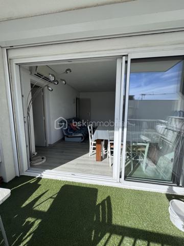 PALAVAS-LES-FLOTS – RIVE GAUCHE – T3 DE 53,28 m² AVEC TERRASSE ET VUE MER

À quelques pas de la plage, sur le secteur très recherché de la Rive Gauche, découvrez ce bel appartement T3 de 53,28 m² situé au 1er étage d’une copropriété à taille humaine.

Baigné de lumière grâce à son exposition sud-ouest, il offre un cadre de vie agréable tout au long de l’année. Sa terrasse avec vue mer constitue un véritable prolongement de l’espace de vie, idéale pour profiter des beaux jours et de l’ambiance balnéaire de Palavas.

L’appartement se compose d’un séjour lumineux, d’une cuisine aménagée et équipée, de deux chambres avec rangements, d’une salle d’eau et de toilettes indépendantes.

Côté confort, vous apprécierez :
• La climatisation réversible
• Le double vitrage
• Les volets électriques dans la pièce de vie
• L’absence de travaux à prévoir

La copropriété est bien entretenue et les charges annuelles restent particulièrement maîtrisées (720 € par an comprenant eau froide et espace commun).

Les atouts du bien :
✓ Emplacement privilégié à deux pas de la plage (Deuxième ligne)
✓ Rive Gauche de Palavas-les-Flots
✓ Terrasse exposée sud-ouest
✓ Vue mer partielle
✓ Appartement lumineux
✓ Faibles charges de copropriété
✓ Ravalement de façade avec isolation par l’extérieur + isolation toiture récemment 
✓ Idéal résidence principale, secondaire ou investissement locatif

Un bien rare sur le secteur, alliant confort, luminosité et proximité immédiate de la mer.

À découvrir sans tarder.