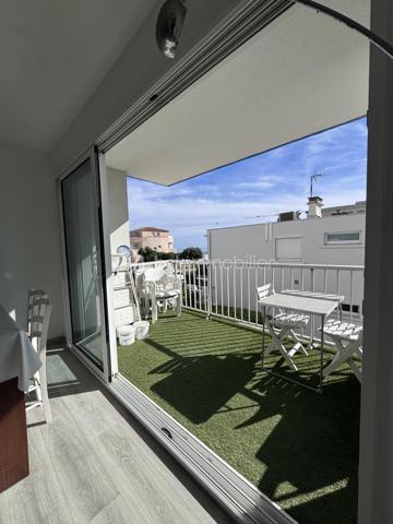 PALAVAS-LES-FLOTS – RIVE GAUCHE – T3 DE 53,28 m² AVEC TERRASSE ET VUE MER

À quelques pas de la plage, sur le secteur très recherché de la Rive Gauche, découvrez ce bel appartement T3 de 53,28 m² situé au 1er étage d’une copropriété à taille humaine.

Baigné de lumière grâce à son exposition sud-ouest, il offre un cadre de vie agréable tout au long de l’année. Sa terrasse avec vue mer constitue un véritable prolongement de l’espace de vie, idéale pour profiter des beaux jours et de l’ambiance balnéaire de Palavas.

L’appartement se compose d’un séjour lumineux, d’une cuisine aménagée et équipée, de deux chambres avec rangements, d’une salle d’eau et de toilettes indépendantes.

Côté confort, vous apprécierez :
• La climatisation réversible
• Le double vitrage
• Les volets électriques dans la pièce de vie
• L’absence de travaux à prévoir

La copropriété est bien entretenue et les charges annuelles restent particulièrement maîtrisées (720 € par an comprenant eau froide et espace commun).

Les atouts du bien :
✓ Emplacement privilégié à deux pas de la plage (Deuxième ligne)
✓ Rive Gauche de Palavas-les-Flots
✓ Terrasse exposée sud-ouest
✓ Vue mer partielle
✓ Appartement lumineux
✓ Faibles charges de copropriété
✓ Ravalement de façade avec isolation par l’extérieur + isolation toiture récemment 
✓ Idéal résidence principale, secondaire ou investissement locatif

Un bien rare sur le secteur, alliant confort, luminosité et proximité immédiate de la mer.

À découvrir sans tarder.