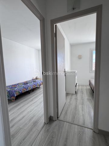 PALAVAS-LES-FLOTS – RIVE GAUCHE – T3 DE 53,28 m² AVEC TERRASSE ET VUE MER

À quelques pas de la plage, sur le secteur très recherché de la Rive Gauche, découvrez ce bel appartement T3 de 53,28 m² situé au 1er étage d’une copropriété à taille humaine.

Baigné de lumière grâce à son exposition sud-ouest, il offre un cadre de vie agréable tout au long de l’année. Sa terrasse avec vue mer constitue un véritable prolongement de l’espace de vie, idéale pour profiter des beaux jours et de l’ambiance balnéaire de Palavas.

L’appartement se compose d’un séjour lumineux, d’une cuisine aménagée et équipée, de deux chambres avec rangements, d’une salle d’eau et de toilettes indépendantes.

Côté confort, vous apprécierez :
• La climatisation réversible
• Le double vitrage
• Les volets électriques dans la pièce de vie
• L’absence de travaux à prévoir

La copropriété est bien entretenue et les charges annuelles restent particulièrement maîtrisées (720 € par an comprenant eau froide et espace commun).

Les atouts du bien :
✓ Emplacement privilégié à deux pas de la plage (Deuxième ligne)
✓ Rive Gauche de Palavas-les-Flots
✓ Terrasse exposée sud-ouest
✓ Vue mer partielle
✓ Appartement lumineux
✓ Faibles charges de copropriété
✓ Ravalement de façade avec isolation par l’extérieur + isolation toiture récemment 
✓ Idéal résidence principale, secondaire ou investissement locatif

Un bien rare sur le secteur, alliant confort, luminosité et proximité immédiate de la mer.

À découvrir sans tarder.