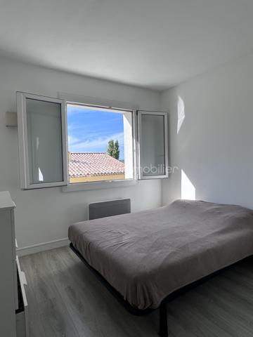 PALAVAS-LES-FLOTS – RIVE GAUCHE – T3 DE 53,28 m² AVEC TERRASSE ET VUE MER

À quelques pas de la plage, sur le secteur très recherché de la Rive Gauche, découvrez ce bel appartement T3 de 53,28 m² situé au 1er étage d’une copropriété à taille humaine.

Baigné de lumière grâce à son exposition sud-ouest, il offre un cadre de vie agréable tout au long de l’année. Sa terrasse avec vue mer constitue un véritable prolongement de l’espace de vie, idéale pour profiter des beaux jours et de l’ambiance balnéaire de Palavas.

L’appartement se compose d’un séjour lumineux, d’une cuisine aménagée et équipée, de deux chambres avec rangements, d’une salle d’eau et de toilettes indépendantes.

Côté confort, vous apprécierez :
• La climatisation réversible
• Le double vitrage
• Les volets électriques dans la pièce de vie
• L’absence de travaux à prévoir

La copropriété est bien entretenue et les charges annuelles restent particulièrement maîtrisées (720 € par an comprenant eau froide et espace commun).

Les atouts du bien :
✓ Emplacement privilégié à deux pas de la plage (Deuxième ligne)
✓ Rive Gauche de Palavas-les-Flots
✓ Terrasse exposée sud-ouest
✓ Vue mer partielle
✓ Appartement lumineux
✓ Faibles charges de copropriété
✓ Ravalement de façade avec isolation par l’extérieur + isolation toiture récemment 
✓ Idéal résidence principale, secondaire ou investissement locatif

Un bien rare sur le secteur, alliant confort, luminosité et proximité immédiate de la mer.

À découvrir sans tarder.