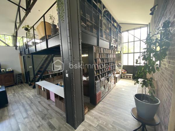 Loft industriel 185 m²

En exclusivité,

Vous cherchez un loft industriel dans l'Oise pour le prix d'un appartement à Paris, Orry-la-Ville ou Chantilly  ?

Ce bien est une OPPORTUNITÉ RARE À LA VENTE...

Franck GROSJACQUES - BSK Immobilier vous propose ce loft industriel à Clermont de l'Oise (60600) idéalement situé à proximité du centre-ville, des écoles et de la gare.

Ce loft conçu par architecte dans un ancien atelier, mélange harmonieusement les éléments historiques conservés (charpente métallique, verrières industrielles...) avec des éléments de design moderne.

Ce bien avec ses volumes et ses perspectives est unique et rare à la vente.

Une magnifique pièce de vie de 100 m² environ est aménagée en 4 espaces :
- un salon avec un poêle à bois
- un 2ème salon avec home cinéma
- une salle à manger
- une cuisine ouverte récente aménagée et équipée avec un bar américain

La pièce de vie donne accès à une terrasse orientée ouest et au jardin.

Une mezzanine de 30 m² très lumineuse, idéal pour un atelier d'artiste ou le télétravail, surplombe la pièce de vie.

Ce loft, VIVABLE DE PLAIN-PIED, dispose de 3 chambres dont une chambre parentale avec une salle de bain, un dressing et une terrasse privative.

Une salle d'eau et un wc séparé complètent ce bien.

Ce loft spacieux est idéal pour organiser vos évènements familiaux ou professionnels.

AUCUN TRAVAUX.

DPE C.

Le tout sur un terrain clos et arboré de 500 m² environ.

VÉHICULES : possibilité de garer 3 voitures, portail électrique
GARE : la gare de Clermont dessert Paris Gare du Nord et Amiens en 40 minutes
PROCHE AXES ROUTIERS : Beauvais 25 min, Chantilly 25 min, Orry-la-Ville 35 min
AÉROPORTS : Beauvais Tillé 25 min et Paris Roissy - Charles de Gaulle 45 min


.