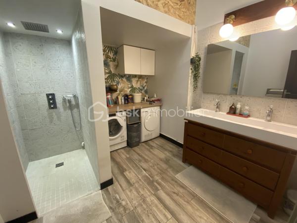 Loft industriel 185 m²

En exclusivité,

Vous cherchez un loft industriel dans l'Oise pour le prix d'un appartement à Paris, Orry-la-Ville ou Chantilly  ?

Ce bien est une OPPORTUNITÉ RARE À LA VENTE...

Franck GROSJACQUES - BSK Immobilier vous propose ce loft industriel à Clermont de l'Oise (60600) idéalement situé à proximité du centre-ville, des écoles et de la gare.

Ce loft conçu par architecte dans un ancien atelier, mélange harmonieusement les éléments historiques conservés (charpente métallique, verrières industrielles...) avec des éléments de design moderne.

Ce bien avec ses volumes et ses perspectives est unique et rare à la vente.

Une magnifique pièce de vie de 100 m² environ est aménagée en 4 espaces :
- un salon avec un poêle à bois
- un 2ème salon avec home cinéma
- une salle à manger
- une cuisine ouverte récente aménagée et équipée avec un bar américain

La pièce de vie donne accès à une terrasse orientée ouest et au jardin.

Une mezzanine de 30 m² très lumineuse, idéal pour un atelier d'artiste ou le télétravail, surplombe la pièce de vie.

Ce loft, VIVABLE DE PLAIN-PIED, dispose de 3 chambres dont une chambre parentale avec une salle de bain, un dressing et une terrasse privative.

Une salle d'eau et un wc séparé complètent ce bien.

Ce loft spacieux est idéal pour organiser vos évènements familiaux ou professionnels.

AUCUN TRAVAUX.

DPE C.

Le tout sur un terrain clos et arboré de 500 m² environ.

VÉHICULES : possibilité de garer 3 voitures, portail électrique
GARE : la gare de Clermont dessert Paris Gare du Nord et Amiens en 40 minutes
PROCHE AXES ROUTIERS : Beauvais 25 min, Chantilly 25 min, Orry-la-Ville 35 min
AÉROPORTS : Beauvais Tillé 25 min et Paris Roissy - Charles de Gaulle 45 min


.