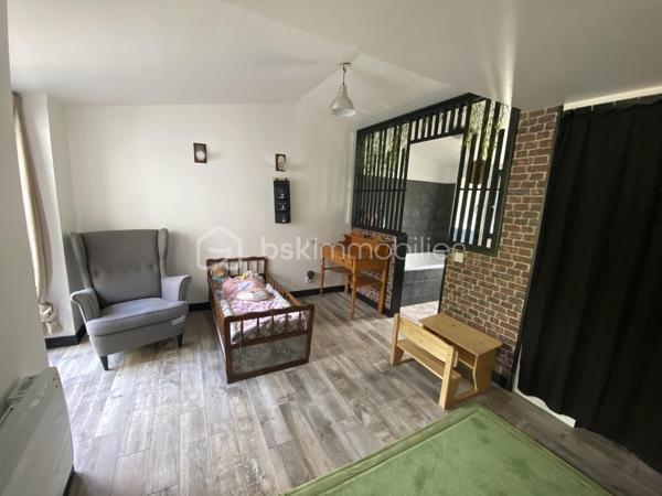 Loft industriel 185 m²

En exclusivité,

Vous cherchez un loft industriel dans l'Oise pour le prix d'un appartement à Paris, Orry-la-Ville ou Chantilly  ?

Ce bien est une OPPORTUNITÉ RARE À LA VENTE...

Franck GROSJACQUES - BSK Immobilier vous propose ce loft industriel à Clermont de l'Oise (60600) idéalement situé à proximité du centre-ville, des écoles et de la gare.

Ce loft conçu par architecte dans un ancien atelier, mélange harmonieusement les éléments historiques conservés (charpente métallique, verrières industrielles...) avec des éléments de design moderne.

Ce bien avec ses volumes et ses perspectives est unique et rare à la vente.

Une magnifique pièce de vie de 100 m² environ est aménagée en 4 espaces :
- un salon avec un poêle à bois
- un 2ème salon avec home cinéma
- une salle à manger
- une cuisine ouverte récente aménagée et équipée avec un bar américain

La pièce de vie donne accès à une terrasse orientée ouest et au jardin.

Une mezzanine de 30 m² très lumineuse, idéal pour un atelier d'artiste ou le télétravail, surplombe la pièce de vie.

Ce loft, VIVABLE DE PLAIN-PIED, dispose de 3 chambres dont une chambre parentale avec une salle de bain, un dressing et une terrasse privative.

Une salle d'eau et un wc séparé complètent ce bien.

Ce loft spacieux est idéal pour organiser vos évènements familiaux ou professionnels.

AUCUN TRAVAUX.

DPE C.

Le tout sur un terrain clos et arboré de 500 m² environ.

VÉHICULES : possibilité de garer 3 voitures, portail électrique
GARE : la gare de Clermont dessert Paris Gare du Nord et Amiens en 40 minutes
PROCHE AXES ROUTIERS : Beauvais 25 min, Chantilly 25 min, Orry-la-Ville 35 min
AÉROPORTS : Beauvais Tillé 25 min et Paris Roissy - Charles de Gaulle 45 min


.