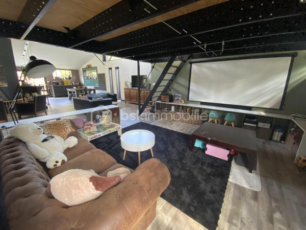 Loft industriel 185 m²

En exclusivité,

Vous cherchez un loft industriel dans l'Oise pour le prix d'un appartement à Paris, Orry-la-Ville ou Chantilly  ?

Ce bien est une OPPORTUNITÉ RARE À LA VENTE...

Franck GROSJACQUES - BSK Immobilier vous propose ce loft industriel à Clermont de l'Oise (60600) idéalement situé à proximité du centre-ville, des écoles et de la gare.

Ce loft conçu par architecte dans un ancien atelier, mélange harmonieusement les éléments historiques conservés (charpente métallique, verrières industrielles...) avec des éléments de design moderne.

Ce bien avec ses volumes et ses perspectives est unique et rare à la vente.

Une magnifique pièce de vie de 100 m² environ est aménagée en 4 espaces :
- un salon avec un poêle à bois
- un 2ème salon avec home cinéma
- une salle à manger
- une cuisine ouverte récente aménagée et équipée avec un bar américain

La pièce de vie donne accès à une terrasse orientée ouest et au jardin.

Une mezzanine de 30 m² très lumineuse, idéal pour un atelier d'artiste ou le télétravail, surplombe la pièce de vie.

Ce loft, VIVABLE DE PLAIN-PIED, dispose de 3 chambres dont une chambre parentale avec une salle de bain, un dressing et une terrasse privative.

Une salle d'eau et un wc séparé complètent ce bien.

Ce loft spacieux est idéal pour organiser vos évènements familiaux ou professionnels.

AUCUN TRAVAUX.

DPE C.

Le tout sur un terrain clos et arboré de 500 m² environ.

VÉHICULES : possibilité de garer 3 voitures, portail électrique
GARE : la gare de Clermont dessert Paris Gare du Nord et Amiens en 40 minutes
PROCHE AXES ROUTIERS : Beauvais 25 min, Chantilly 25 min, Orry-la-Ville 35 min
AÉROPORTS : Beauvais Tillé 25 min et Paris Roissy - Charles de Gaulle 45 min


.