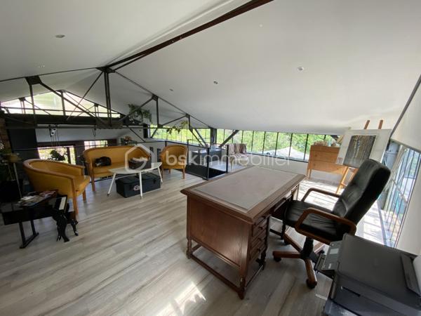 Loft industriel 185 m²

En exclusivité,

Vous cherchez un loft industriel dans l'Oise pour le prix d'un appartement à Paris, Orry-la-Ville ou Chantilly  ?

Ce bien est une OPPORTUNITÉ RARE À LA VENTE...

Franck GROSJACQUES - BSK Immobilier vous propose ce loft industriel à Clermont de l'Oise (60600) idéalement situé à proximité du centre-ville, des écoles et de la gare.

Ce loft conçu par architecte dans un ancien atelier, mélange harmonieusement les éléments historiques conservés (charpente métallique, verrières industrielles...) avec des éléments de design moderne.

Ce bien avec ses volumes et ses perspectives est unique et rare à la vente.

Une magnifique pièce de vie de 100 m² environ est aménagée en 4 espaces :
- un salon avec un poêle à bois
- un 2ème salon avec home cinéma
- une salle à manger
- une cuisine ouverte récente aménagée et équipée avec un bar américain

La pièce de vie donne accès à une terrasse orientée ouest et au jardin.

Une mezzanine de 30 m² très lumineuse, idéal pour un atelier d'artiste ou le télétravail, surplombe la pièce de vie.

Ce loft, VIVABLE DE PLAIN-PIED, dispose de 3 chambres dont une chambre parentale avec une salle de bain, un dressing et une terrasse privative.

Une salle d'eau et un wc séparé complètent ce bien.

Ce loft spacieux est idéal pour organiser vos évènements familiaux ou professionnels.

AUCUN TRAVAUX.

DPE C.

Le tout sur un terrain clos et arboré de 500 m² environ.

VÉHICULES : possibilité de garer 3 voitures, portail électrique
GARE : la gare de Clermont dessert Paris Gare du Nord et Amiens en 40 minutes
PROCHE AXES ROUTIERS : Beauvais 25 min, Chantilly 25 min, Orry-la-Ville 35 min
AÉROPORTS : Beauvais Tillé 25 min et Paris Roissy - Charles de Gaulle 45 min


.