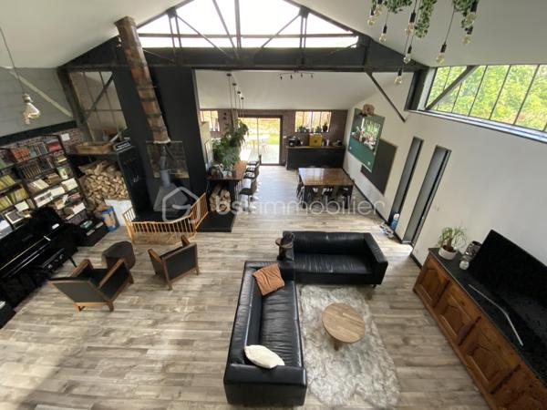Loft industriel 185 m²

En exclusivité,

Vous cherchez un loft industriel dans l'Oise pour le prix d'un appartement à Paris, Orry-la-Ville ou Chantilly  ?

Ce bien est une OPPORTUNITÉ RARE À LA VENTE...

Franck GROSJACQUES - BSK Immobilier vous propose ce loft industriel à Clermont de l'Oise (60600) idéalement situé à proximité du centre-ville, des écoles et de la gare.

Ce loft conçu par architecte dans un ancien atelier, mélange harmonieusement les éléments historiques conservés (charpente métallique, verrières industrielles...) avec des éléments de design moderne.

Ce bien avec ses volumes et ses perspectives est unique et rare à la vente.

Une magnifique pièce de vie de 100 m² environ est aménagée en 4 espaces :
- un salon avec un poêle à bois
- un 2ème salon avec home cinéma
- une salle à manger
- une cuisine ouverte récente aménagée et équipée avec un bar américain

La pièce de vie donne accès à une terrasse orientée ouest et au jardin.

Une mezzanine de 30 m² très lumineuse, idéal pour un atelier d'artiste ou le télétravail, surplombe la pièce de vie.

Ce loft, VIVABLE DE PLAIN-PIED, dispose de 3 chambres dont une chambre parentale avec une salle de bain, un dressing et une terrasse privative.

Une salle d'eau et un wc séparé complètent ce bien.

Ce loft spacieux est idéal pour organiser vos évènements familiaux ou professionnels.

AUCUN TRAVAUX.

DPE C.

Le tout sur un terrain clos et arboré de 500 m² environ.

VÉHICULES : possibilité de garer 3 voitures, portail électrique
GARE : la gare de Clermont dessert Paris Gare du Nord et Amiens en 40 minutes
PROCHE AXES ROUTIERS : Beauvais 25 min, Chantilly 25 min, Orry-la-Ville 35 min
AÉROPORTS : Beauvais Tillé 25 min et Paris Roissy - Charles de Gaulle 45 min


.