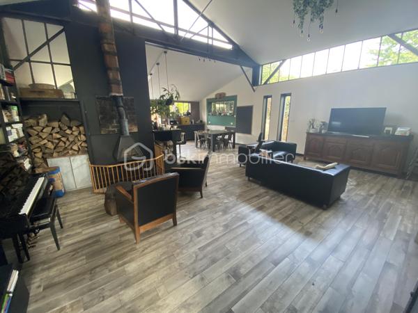 Loft industriel 185 m²

En exclusivité,

Vous cherchez un loft industriel dans l'Oise pour le prix d'un appartement à Paris, Orry-la-Ville ou Chantilly  ?

Ce bien est une OPPORTUNITÉ RARE À LA VENTE...

Franck GROSJACQUES - BSK Immobilier vous propose ce loft industriel à Clermont de l'Oise (60600) idéalement situé à proximité du centre-ville, des écoles et de la gare.

Ce loft conçu par architecte dans un ancien atelier, mélange harmonieusement les éléments historiques conservés (charpente métallique, verrières industrielles...) avec des éléments de design moderne.

Ce bien avec ses volumes et ses perspectives est unique et rare à la vente.

Une magnifique pièce de vie de 100 m² environ est aménagée en 4 espaces :
- un salon avec un poêle à bois
- un 2ème salon avec home cinéma
- une salle à manger
- une cuisine ouverte récente aménagée et équipée avec un bar américain

La pièce de vie donne accès à une terrasse orientée ouest et au jardin.

Une mezzanine de 30 m² très lumineuse, idéal pour un atelier d'artiste ou le télétravail, surplombe la pièce de vie.

Ce loft, VIVABLE DE PLAIN-PIED, dispose de 3 chambres dont une chambre parentale avec une salle de bain, un dressing et une terrasse privative.

Une salle d'eau et un wc séparé complètent ce bien.

Ce loft spacieux est idéal pour organiser vos évènements familiaux ou professionnels.

AUCUN TRAVAUX.

DPE C.

Le tout sur un terrain clos et arboré de 500 m² environ.

VÉHICULES : possibilité de garer 3 voitures, portail électrique
GARE : la gare de Clermont dessert Paris Gare du Nord et Amiens en 40 minutes
PROCHE AXES ROUTIERS : Beauvais 25 min, Chantilly 25 min, Orry-la-Ville 35 min
AÉROPORTS : Beauvais Tillé 25 min et Paris Roissy - Charles de Gaulle 45 min


.