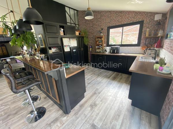 Loft industriel 185 m²

En exclusivité,

Vous cherchez un loft industriel dans l'Oise pour le prix d'un appartement à Paris, Orry-la-Ville ou Chantilly  ?

Ce bien est une OPPORTUNITÉ RARE À LA VENTE...

Franck GROSJACQUES - BSK Immobilier vous propose ce loft industriel à Clermont de l'Oise (60600) idéalement situé à proximité du centre-ville, des écoles et de la gare.

Ce loft conçu par architecte dans un ancien atelier, mélange harmonieusement les éléments historiques conservés (charpente métallique, verrières industrielles...) avec des éléments de design moderne.

Ce bien avec ses volumes et ses perspectives est unique et rare à la vente.

Une magnifique pièce de vie de 100 m² environ est aménagée en 4 espaces :
- un salon avec un poêle à bois
- un 2ème salon avec home cinéma
- une salle à manger
- une cuisine ouverte récente aménagée et équipée avec un bar américain

La pièce de vie donne accès à une terrasse orientée ouest et au jardin.

Une mezzanine de 30 m² très lumineuse, idéal pour un atelier d'artiste ou le télétravail, surplombe la pièce de vie.

Ce loft, VIVABLE DE PLAIN-PIED, dispose de 3 chambres dont une chambre parentale avec une salle de bain, un dressing et une terrasse privative.

Une salle d'eau et un wc séparé complètent ce bien.

Ce loft spacieux est idéal pour organiser vos évènements familiaux ou professionnels.

AUCUN TRAVAUX.

DPE C.

Le tout sur un terrain clos et arboré de 500 m² environ.

VÉHICULES : possibilité de garer 3 voitures, portail électrique
GARE : la gare de Clermont dessert Paris Gare du Nord et Amiens en 40 minutes
PROCHE AXES ROUTIERS : Beauvais 25 min, Chantilly 25 min, Orry-la-Ville 35 min
AÉROPORTS : Beauvais Tillé 25 min et Paris Roissy - Charles de Gaulle 45 min


.