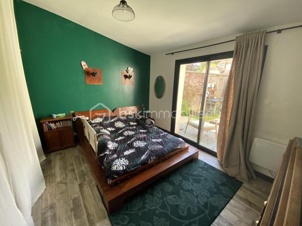 Loft industriel 185 m²

En exclusivité,

Vous cherchez un loft industriel dans l'Oise pour le prix d'un appartement à Paris, Orry-la-Ville ou Chantilly  ?

Ce bien est une OPPORTUNITÉ RARE À LA VENTE...

Franck GROSJACQUES - BSK Immobilier vous propose ce loft industriel à Clermont de l'Oise (60600) idéalement situé à proximité du centre-ville, des écoles et de la gare.

Ce loft conçu par architecte dans un ancien atelier, mélange harmonieusement les éléments historiques conservés (charpente métallique, verrières industrielles...) avec des éléments de design moderne.

Ce bien avec ses volumes et ses perspectives est unique et rare à la vente.

Une magnifique pièce de vie de 100 m² environ est aménagée en 4 espaces :
- un salon avec un poêle à bois
- un 2ème salon avec home cinéma
- une salle à manger
- une cuisine ouverte récente aménagée et équipée avec un bar américain

La pièce de vie donne accès à une terrasse orientée ouest et au jardin.

Une mezzanine de 30 m² très lumineuse, idéal pour un atelier d'artiste ou le télétravail, surplombe la pièce de vie.

Ce loft, VIVABLE DE PLAIN-PIED, dispose de 3 chambres dont une chambre parentale avec une salle de bain, un dressing et une terrasse privative.

Une salle d'eau et un wc séparé complètent ce bien.

Ce loft spacieux est idéal pour organiser vos évènements familiaux ou professionnels.

AUCUN TRAVAUX.

DPE C.

Le tout sur un terrain clos et arboré de 500 m² environ.

VÉHICULES : possibilité de garer 3 voitures, portail électrique
GARE : la gare de Clermont dessert Paris Gare du Nord et Amiens en 40 minutes
PROCHE AXES ROUTIERS : Beauvais 25 min, Chantilly 25 min, Orry-la-Ville 35 min
AÉROPORTS : Beauvais Tillé 25 min et Paris Roissy - Charles de Gaulle 45 min


.