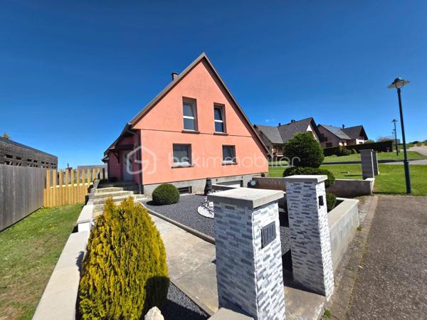 Venez découvrir cette charmante maison de 118 m² située dans la commune de Volksberg sur un terrain de 6,42 ares.

 Vous profiterez d’un agréable cadre de vie dans un environnement calme et paisible.

Au rez-de-chaussée, l’entrée donne accès à une lumineuse et spacieuse pièce de vie ouverte, comprenant un salon-séjour et une cuisine équipée.
 Une salle de bain rénovée avec goût ainsi qu’un WC séparé viennent compléter ce niveau.
À l’étage, vous profiterez de trois chambres et d’un WC séparé.
Au sous-sol, vous bénéficierez d’un garage ainsi que de nombreux espaces de rangement.

Avant d’accéder à l’extérieur, vous profiterez d’une véranda, idéale pour la détente et les moments conviviaux. 
Vous découvrirez également une jolie terrasse ainsi qu’un terrain plat pour profiter pleinement des beaux jours.

Pour votre confort, la maison vient d'être équipée d'une pompe à chaleur.

N’hésitez pas à me contacter pour organiser une visite !