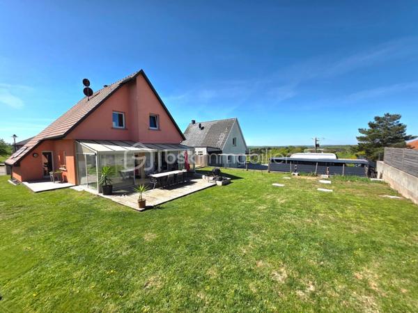 Venez découvrir cette charmante maison de 118 m² située dans la commune de Volksberg sur un terrain de 6,42 ares.

 Vous profiterez d’un agréable cadre de vie dans un environnement calme et paisible.

Au rez-de-chaussée, l’entrée donne accès à une lumineuse et spacieuse pièce de vie ouverte, comprenant un salon-séjour et une cuisine équipée.
 Une salle de bain rénovée avec goût ainsi qu’un WC séparé viennent compléter ce niveau.
À l’étage, vous profiterez de trois chambres et d’un WC séparé.
Au sous-sol, vous bénéficierez d’un garage ainsi que de nombreux espaces de rangement.

Avant d’accéder à l’extérieur, vous profiterez d’une véranda, idéale pour la détente et les moments conviviaux. 
Vous découvrirez également une jolie terrasse ainsi qu’un terrain plat pour profiter pleinement des beaux jours.

Pour votre confort, la maison vient d'être équipée d'une pompe à chaleur.

N’hésitez pas à me contacter pour organiser une visite !