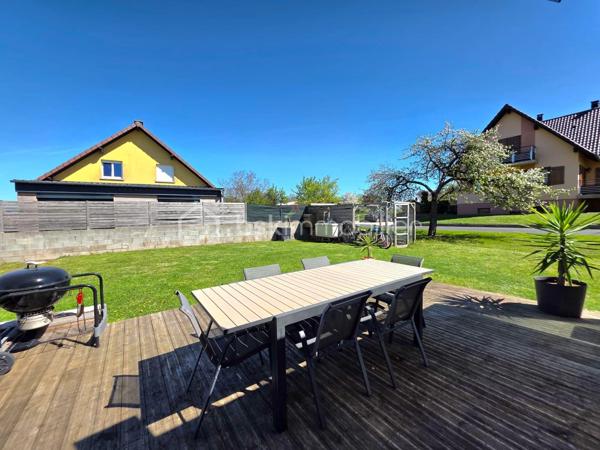 Venez découvrir cette charmante maison de 118 m² située dans la commune de Volksberg sur un terrain de 6,42 ares.

 Vous profiterez d’un agréable cadre de vie dans un environnement calme et paisible.

Au rez-de-chaussée, l’entrée donne accès à une lumineuse et spacieuse pièce de vie ouverte, comprenant un salon-séjour et une cuisine équipée.
 Une salle de bain rénovée avec goût ainsi qu’un WC séparé viennent compléter ce niveau.
À l’étage, vous profiterez de trois chambres et d’un WC séparé.
Au sous-sol, vous bénéficierez d’un garage ainsi que de nombreux espaces de rangement.

Avant d’accéder à l’extérieur, vous profiterez d’une véranda, idéale pour la détente et les moments conviviaux. 
Vous découvrirez également une jolie terrasse ainsi qu’un terrain plat pour profiter pleinement des beaux jours.

Pour votre confort, la maison vient d'être équipée d'une pompe à chaleur.

N’hésitez pas à me contacter pour organiser une visite !