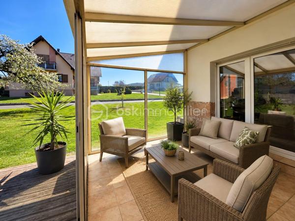 Venez découvrir cette charmante maison de 118 m² située dans la commune de Volksberg sur un terrain de 6,42 ares.

 Vous profiterez d’un agréable cadre de vie dans un environnement calme et paisible.

Au rez-de-chaussée, l’entrée donne accès à une lumineuse et spacieuse pièce de vie ouverte, comprenant un salon-séjour et une cuisine équipée.
 Une salle de bain rénovée avec goût ainsi qu’un WC séparé viennent compléter ce niveau.
À l’étage, vous profiterez de trois chambres et d’un WC séparé.
Au sous-sol, vous bénéficierez d’un garage ainsi que de nombreux espaces de rangement.

Avant d’accéder à l’extérieur, vous profiterez d’une véranda, idéale pour la détente et les moments conviviaux. 
Vous découvrirez également une jolie terrasse ainsi qu’un terrain plat pour profiter pleinement des beaux jours.

Pour votre confort, la maison vient d'être équipée d'une pompe à chaleur.

N’hésitez pas à me contacter pour organiser une visite !