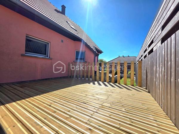 Venez découvrir cette charmante maison de 118 m² située dans la commune de Volksberg sur un terrain de 6,42 ares.

 Vous profiterez d’un agréable cadre de vie dans un environnement calme et paisible.

Au rez-de-chaussée, l’entrée donne accès à une lumineuse et spacieuse pièce de vie ouverte, comprenant un salon-séjour et une cuisine équipée.
 Une salle de bain rénovée avec goût ainsi qu’un WC séparé viennent compléter ce niveau.
À l’étage, vous profiterez de trois chambres et d’un WC séparé.
Au sous-sol, vous bénéficierez d’un garage ainsi que de nombreux espaces de rangement.

Avant d’accéder à l’extérieur, vous profiterez d’une véranda, idéale pour la détente et les moments conviviaux. 
Vous découvrirez également une jolie terrasse ainsi qu’un terrain plat pour profiter pleinement des beaux jours.

Pour votre confort, la maison vient d'être équipée d'une pompe à chaleur.

N’hésitez pas à me contacter pour organiser une visite !