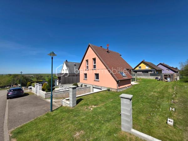 Venez découvrir cette charmante maison de 118 m² située dans la commune de Volksberg sur un terrain de 6,42 ares.

 Vous profiterez d’un agréable cadre de vie dans un environnement calme et paisible.

Au rez-de-chaussée, l’entrée donne accès à une lumineuse et spacieuse pièce de vie ouverte, comprenant un salon-séjour et une cuisine équipée.
 Une salle de bain rénovée avec goût ainsi qu’un WC séparé viennent compléter ce niveau.
À l’étage, vous profiterez de trois chambres et d’un WC séparé.
Au sous-sol, vous bénéficierez d’un garage ainsi que de nombreux espaces de rangement.

Avant d’accéder à l’extérieur, vous profiterez d’une véranda, idéale pour la détente et les moments conviviaux. 
Vous découvrirez également une jolie terrasse ainsi qu’un terrain plat pour profiter pleinement des beaux jours.

Pour votre confort, la maison vient d'être équipée d'une pompe à chaleur.

N’hésitez pas à me contacter pour organiser une visite !