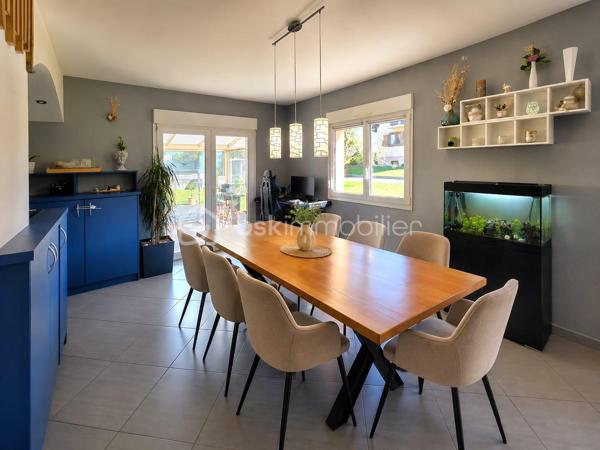 Venez découvrir cette charmante maison de 118 m² située dans la commune de Volksberg sur un terrain de 6,42 ares.

 Vous profiterez d’un agréable cadre de vie dans un environnement calme et paisible.

Au rez-de-chaussée, l’entrée donne accès à une lumineuse et spacieuse pièce de vie ouverte, comprenant un salon-séjour et une cuisine équipée.
 Une salle de bain rénovée avec goût ainsi qu’un WC séparé viennent compléter ce niveau.
À l’étage, vous profiterez de trois chambres et d’un WC séparé.
Au sous-sol, vous bénéficierez d’un garage ainsi que de nombreux espaces de rangement.

Avant d’accéder à l’extérieur, vous profiterez d’une véranda, idéale pour la détente et les moments conviviaux. 
Vous découvrirez également une jolie terrasse ainsi qu’un terrain plat pour profiter pleinement des beaux jours.

Pour votre confort, la maison vient d'être équipée d'une pompe à chaleur.

N’hésitez pas à me contacter pour organiser une visite !