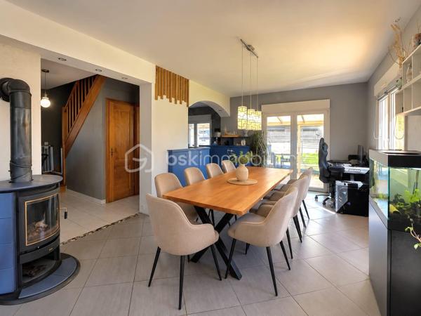 Venez découvrir cette charmante maison de 118 m² située dans la commune de Volksberg sur un terrain de 6,42 ares.

 Vous profiterez d’un agréable cadre de vie dans un environnement calme et paisible.

Au rez-de-chaussée, l’entrée donne accès à une lumineuse et spacieuse pièce de vie ouverte, comprenant un salon-séjour et une cuisine équipée.
 Une salle de bain rénovée avec goût ainsi qu’un WC séparé viennent compléter ce niveau.
À l’étage, vous profiterez de trois chambres et d’un WC séparé.
Au sous-sol, vous bénéficierez d’un garage ainsi que de nombreux espaces de rangement.

Avant d’accéder à l’extérieur, vous profiterez d’une véranda, idéale pour la détente et les moments conviviaux. 
Vous découvrirez également une jolie terrasse ainsi qu’un terrain plat pour profiter pleinement des beaux jours.

Pour votre confort, la maison vient d'être équipée d'une pompe à chaleur.

N’hésitez pas à me contacter pour organiser une visite !