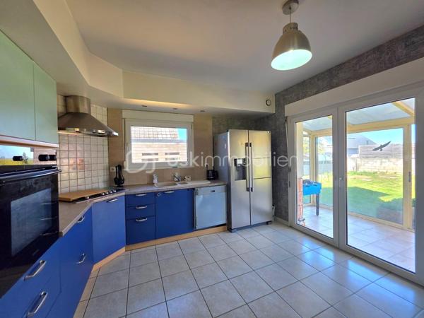 Venez découvrir cette charmante maison de 118 m² située dans la commune de Volksberg sur un terrain de 6,42 ares.

 Vous profiterez d’un agréable cadre de vie dans un environnement calme et paisible.

Au rez-de-chaussée, l’entrée donne accès à une lumineuse et spacieuse pièce de vie ouverte, comprenant un salon-séjour et une cuisine équipée.
 Une salle de bain rénovée avec goût ainsi qu’un WC séparé viennent compléter ce niveau.
À l’étage, vous profiterez de trois chambres et d’un WC séparé.
Au sous-sol, vous bénéficierez d’un garage ainsi que de nombreux espaces de rangement.

Avant d’accéder à l’extérieur, vous profiterez d’une véranda, idéale pour la détente et les moments conviviaux. 
Vous découvrirez également une jolie terrasse ainsi qu’un terrain plat pour profiter pleinement des beaux jours.

Pour votre confort, la maison vient d'être équipée d'une pompe à chaleur.

N’hésitez pas à me contacter pour organiser une visite !