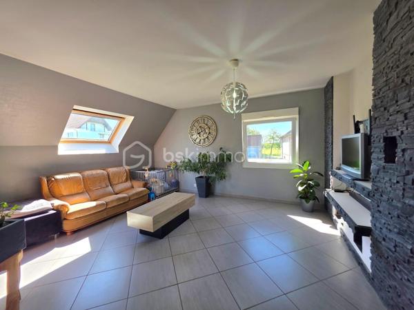 Venez découvrir cette charmante maison de 118 m² située dans la commune de Volksberg sur un terrain de 6,42 ares.

 Vous profiterez d’un agréable cadre de vie dans un environnement calme et paisible.

Au rez-de-chaussée, l’entrée donne accès à une lumineuse et spacieuse pièce de vie ouverte, comprenant un salon-séjour et une cuisine équipée.
 Une salle de bain rénovée avec goût ainsi qu’un WC séparé viennent compléter ce niveau.
À l’étage, vous profiterez de trois chambres et d’un WC séparé.
Au sous-sol, vous bénéficierez d’un garage ainsi que de nombreux espaces de rangement.

Avant d’accéder à l’extérieur, vous profiterez d’une véranda, idéale pour la détente et les moments conviviaux. 
Vous découvrirez également une jolie terrasse ainsi qu’un terrain plat pour profiter pleinement des beaux jours.

Pour votre confort, la maison vient d'être équipée d'une pompe à chaleur.

N’hésitez pas à me contacter pour organiser une visite !