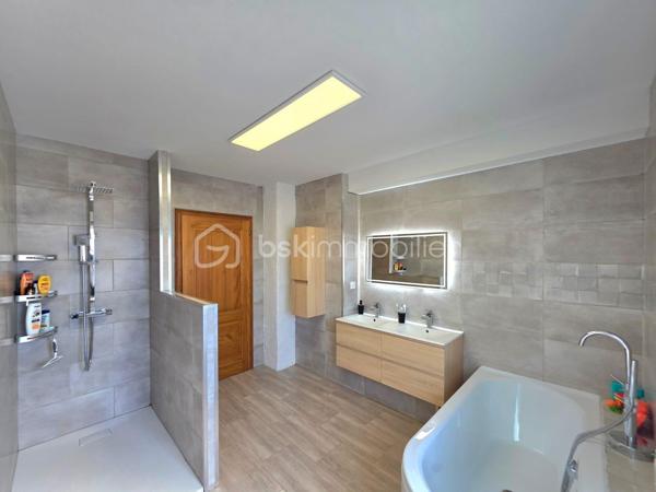 Venez découvrir cette charmante maison de 118 m² située dans la commune de Volksberg sur un terrain de 6,42 ares.

 Vous profiterez d’un agréable cadre de vie dans un environnement calme et paisible.

Au rez-de-chaussée, l’entrée donne accès à une lumineuse et spacieuse pièce de vie ouverte, comprenant un salon-séjour et une cuisine équipée.
 Une salle de bain rénovée avec goût ainsi qu’un WC séparé viennent compléter ce niveau.
À l’étage, vous profiterez de trois chambres et d’un WC séparé.
Au sous-sol, vous bénéficierez d’un garage ainsi que de nombreux espaces de rangement.

Avant d’accéder à l’extérieur, vous profiterez d’une véranda, idéale pour la détente et les moments conviviaux. 
Vous découvrirez également une jolie terrasse ainsi qu’un terrain plat pour profiter pleinement des beaux jours.

Pour votre confort, la maison vient d'être équipée d'une pompe à chaleur.

N’hésitez pas à me contacter pour organiser une visite !