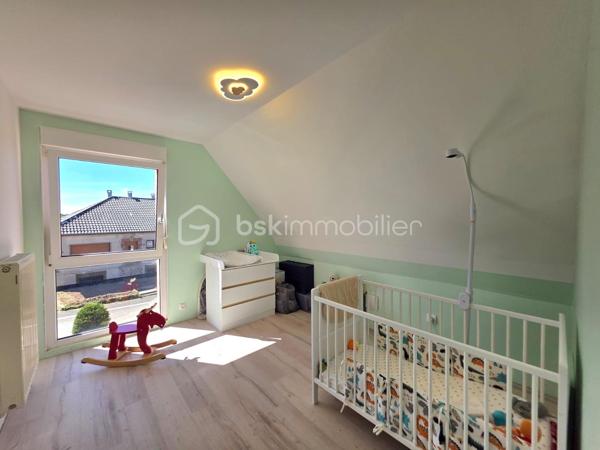 Venez découvrir cette charmante maison de 118 m² située dans la commune de Volksberg sur un terrain de 6,42 ares.

 Vous profiterez d’un agréable cadre de vie dans un environnement calme et paisible.

Au rez-de-chaussée, l’entrée donne accès à une lumineuse et spacieuse pièce de vie ouverte, comprenant un salon-séjour et une cuisine équipée.
 Une salle de bain rénovée avec goût ainsi qu’un WC séparé viennent compléter ce niveau.
À l’étage, vous profiterez de trois chambres et d’un WC séparé.
Au sous-sol, vous bénéficierez d’un garage ainsi que de nombreux espaces de rangement.

Avant d’accéder à l’extérieur, vous profiterez d’une véranda, idéale pour la détente et les moments conviviaux. 
Vous découvrirez également une jolie terrasse ainsi qu’un terrain plat pour profiter pleinement des beaux jours.

Pour votre confort, la maison vient d'être équipée d'une pompe à chaleur.

N’hésitez pas à me contacter pour organiser une visite !