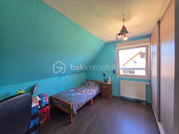 Venez découvrir cette charmante maison de 118 m² située dans la commune de Volksberg sur un terrain de 6,42 ares.

 Vous profiterez d’un agréable cadre de vie dans un environnement calme et paisible.

Au rez-de-chaussée, l’entrée donne accès à une lumineuse et spacieuse pièce de vie ouverte, comprenant un salon-séjour et une cuisine équipée.
 Une salle de bain rénovée avec goût ainsi qu’un WC séparé viennent compléter ce niveau.
À l’étage, vous profiterez de trois chambres et d’un WC séparé.
Au sous-sol, vous bénéficierez d’un garage ainsi que de nombreux espaces de rangement.

Avant d’accéder à l’extérieur, vous profiterez d’une véranda, idéale pour la détente et les moments conviviaux. 
Vous découvrirez également une jolie terrasse ainsi qu’un terrain plat pour profiter pleinement des beaux jours.

Pour votre confort, la maison vient d'être équipée d'une pompe à chaleur.

N’hésitez pas à me contacter pour organiser une visite !