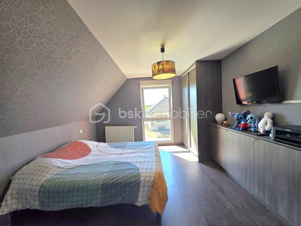 Venez découvrir cette charmante maison de 118 m² située dans la commune de Volksberg sur un terrain de 6,42 ares.

 Vous profiterez d’un agréable cadre de vie dans un environnement calme et paisible.

Au rez-de-chaussée, l’entrée donne accès à une lumineuse et spacieuse pièce de vie ouverte, comprenant un salon-séjour et une cuisine équipée.
 Une salle de bain rénovée avec goût ainsi qu’un WC séparé viennent compléter ce niveau.
À l’étage, vous profiterez de trois chambres et d’un WC séparé.
Au sous-sol, vous bénéficierez d’un garage ainsi que de nombreux espaces de rangement.

Avant d’accéder à l’extérieur, vous profiterez d’une véranda, idéale pour la détente et les moments conviviaux. 
Vous découvrirez également une jolie terrasse ainsi qu’un terrain plat pour profiter pleinement des beaux jours.

Pour votre confort, la maison vient d'être équipée d'une pompe à chaleur.

N’hésitez pas à me contacter pour organiser une visite !