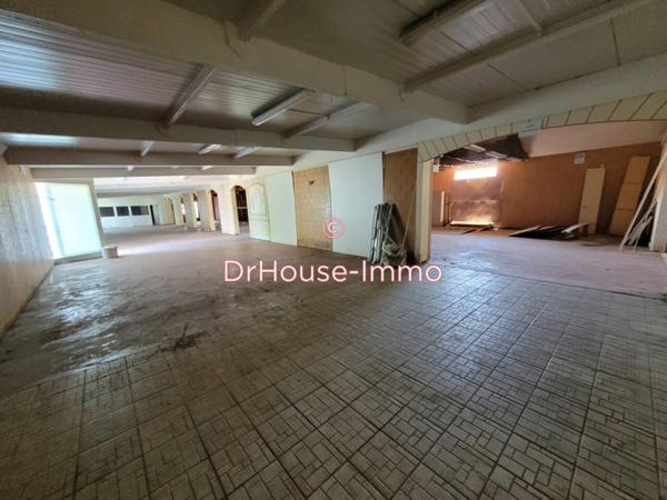 Parking / Box à louer 6 pièces de 900 m²