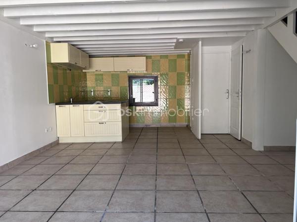 A deux pas de toutes les commodités et du centre ville, laissez vous séduire par cet appartement rez de jardin de type 3 de 58,32 m² ( 40,43 m2 en loi Carrez) plus sa terrasse de 10 m2 et son jardin privatif de 46 m2.
Il se compose d'un séjour cuisine de 25 m2, en duplex, de deux chambres de 8,39 m2 ( 3,46 m2 en loi Carrez) et 12,39 m2 ( 5,35 m2 en loi Carrez), d'une salle de bains avec WC. 
Des travaux de rafraichissement sont à prévoir.  Les plus de cet appartement : son jardin, sa terrasse, son cabanon et ses deux stationnements privatifs.