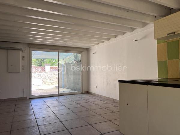 A deux pas de toutes les commodités et du centre ville, laissez vous séduire par cet appartement rez de jardin de type 3 de 58,32 m² ( 40,43 m2 en loi Carrez) plus sa terrasse de 10 m2 et son jardin privatif de 46 m2.
Il se compose d'un séjour cuisine de 25 m2, en duplex, de deux chambres de 8,39 m2 ( 3,46 m2 en loi Carrez) et 12,39 m2 ( 5,35 m2 en loi Carrez), d'une salle de bains avec WC. 
Des travaux de rafraichissement sont à prévoir.  Les plus de cet appartement : son jardin, sa terrasse, son cabanon et ses deux stationnements privatifs.