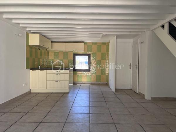 A deux pas de toutes les commodités et du centre ville, laissez vous séduire par cet appartement rez de jardin de type 3 de 58,32 m² ( 40,43 m2 en loi Carrez) plus sa terrasse de 10 m2 et son jardin privatif de 46 m2.
Il se compose d'un séjour cuisine de 25 m2, en duplex, de deux chambres de 8,39 m2 ( 3,46 m2 en loi Carrez) et 12,39 m2 ( 5,35 m2 en loi Carrez), d'une salle de bains avec WC. 
Des travaux de rafraichissement sont à prévoir.  Les plus de cet appartement : son jardin, sa terrasse, son cabanon et ses deux stationnements privatifs.