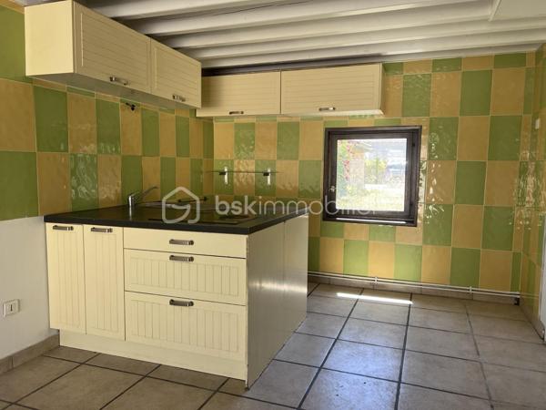 A deux pas de toutes les commodités et du centre ville, laissez vous séduire par cet appartement rez de jardin de type 3 de 58,32 m² ( 40,43 m2 en loi Carrez) plus sa terrasse de 10 m2 et son jardin privatif de 46 m2.
Il se compose d'un séjour cuisine de 25 m2, en duplex, de deux chambres de 8,39 m2 ( 3,46 m2 en loi Carrez) et 12,39 m2 ( 5,35 m2 en loi Carrez), d'une salle de bains avec WC. 
Des travaux de rafraichissement sont à prévoir.  Les plus de cet appartement : son jardin, sa terrasse, son cabanon et ses deux stationnements privatifs.