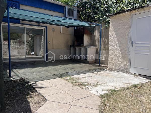A deux pas de toutes les commodités et du centre ville, laissez vous séduire par cet appartement rez de jardin de type 3 de 58,32 m² ( 40,43 m2 en loi Carrez) plus sa terrasse de 10 m2 et son jardin privatif de 46 m2.
Il se compose d'un séjour cuisine de 25 m2, en duplex, de deux chambres de 8,39 m2 ( 3,46 m2 en loi Carrez) et 12,39 m2 ( 5,35 m2 en loi Carrez), d'une salle de bains avec WC. 
Des travaux de rafraichissement sont à prévoir.  Les plus de cet appartement : son jardin, sa terrasse, son cabanon et ses deux stationnements privatifs.