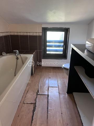 A deux pas de toutes les commodités et du centre ville, laissez vous séduire par cet appartement rez de jardin de type 3 de 58,32 m² ( 40,43 m2 en loi Carrez) plus sa terrasse de 10 m2 et son jardin privatif de 46 m2.
Il se compose d'un séjour cuisine de 25 m2, en duplex, de deux chambres de 8,39 m2 ( 3,46 m2 en loi Carrez) et 12,39 m2 ( 5,35 m2 en loi Carrez), d'une salle de bains avec WC. 
Des travaux de rafraichissement sont à prévoir.  Les plus de cet appartement : son jardin, sa terrasse, son cabanon et ses deux stationnements privatifs.
