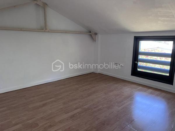 A deux pas de toutes les commodités et du centre ville, laissez vous séduire par cet appartement rez de jardin de type 3 de 58,32 m² ( 40,43 m2 en loi Carrez) plus sa terrasse de 10 m2 et son jardin privatif de 46 m2.
Il se compose d'un séjour cuisine de 25 m2, en duplex, de deux chambres de 8,39 m2 ( 3,46 m2 en loi Carrez) et 12,39 m2 ( 5,35 m2 en loi Carrez), d'une salle de bains avec WC. 
Des travaux de rafraichissement sont à prévoir.  Les plus de cet appartement : son jardin, sa terrasse, son cabanon et ses deux stationnements privatifs.