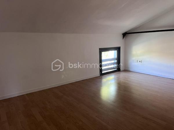 A deux pas de toutes les commodités et du centre ville, laissez vous séduire par cet appartement rez de jardin de type 3 de 58,32 m² ( 40,43 m2 en loi Carrez) plus sa terrasse de 10 m2 et son jardin privatif de 46 m2.
Il se compose d'un séjour cuisine de 25 m2, en duplex, de deux chambres de 8,39 m2 ( 3,46 m2 en loi Carrez) et 12,39 m2 ( 5,35 m2 en loi Carrez), d'une salle de bains avec WC. 
Des travaux de rafraichissement sont à prévoir.  Les plus de cet appartement : son jardin, sa terrasse, son cabanon et ses deux stationnements privatifs.