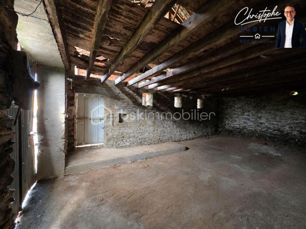 Christophe Debien – BSK Immobilier vous présente ce bien en EXCLUSIVITÉ.

Situation idéale à seulement 3 km du centre-bourg de Chavagnes-en-Paillers, avec un accès rapide à l’A83 et aux pôles dynamiques de Montaigu, Les Herbiers et La Roche-sur-Yon.

Vous recherchez un projet immobilier avec du cachet et un fort potentiel de valorisation ?

Cette grange en pierre située dans un hameau paisible est une opportunité rare sur le secteur.
Environ 145 m² à réhabiliter, offrant de nombreuses possibilités d’aménagement 

Ensemble immobilier comprenant : 
•	Grange + grenier (plus de 80 m²) 
•	Écurie, étable, hangar 

Surface exploitable importante pour un projet d’habitation sur-mesure 
Terrain avec : 
•	Parcelle principale d’environ 400 m² 
•	Jardin de 260 m² non attenant
•	Zone naturelle de plus de 2 000 m² non attenante

Viabilisation à prévoir (réseaux à raccorder) 
CERTIFICAT D’URBANISME (CUB) VALIDÉ :
Le changement de destination en habitation est autorisé, et le dossier complet est disponible pour vous accompagner dans votre projet.

Imaginez votre future maison :
une rénovation de caractère, volumes généreux, pierre apparente, environnement calme…
Un projet idéal pour les amateurs de rénovation souhaitant créer un lieu de vie unique, tout en restant proche des bassins d’emploi et des axes routiers majeurs.

Pour plus d’informations, accéder au dossier complet ou organiser une visite :
Contactez Christophe Debien – BSK Immobilier dès maintenant.

Conformément aux dispositions de la loi ELAN, tout candidat acquéreur est informé de son droit de se faire accompagner, lors de la visite, par un professionnel du bâtiment de son choix.
Il est demandé de signaler préalablement la présence de cet intervenant afin de permettre l’organisation de la visite dans des conditions adaptées.