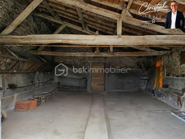 Christophe Debien – BSK Immobilier vous présente ce bien en EXCLUSIVITÉ.

Situation idéale à seulement 3 km du centre-bourg de Chavagnes-en-Paillers, avec un accès rapide à l’A83 et aux pôles dynamiques de Montaigu, Les Herbiers et La Roche-sur-Yon.

Vous recherchez un projet immobilier avec du cachet et un fort potentiel de valorisation ?

Cette grange en pierre située dans un hameau paisible est une opportunité rare sur le secteur.
Environ 145 m² à réhabiliter, offrant de nombreuses possibilités d’aménagement 

Ensemble immobilier comprenant : 
•	Grange + grenier (plus de 80 m²) 
•	Écurie, étable, hangar 

Surface exploitable importante pour un projet d’habitation sur-mesure 
Terrain avec : 
•	Parcelle principale d’environ 400 m² 
•	Jardin de 260 m² non attenant
•	Zone naturelle de plus de 2 000 m² non attenante

Viabilisation à prévoir (réseaux à raccorder) 
CERTIFICAT D’URBANISME (CUB) VALIDÉ :
Le changement de destination en habitation est autorisé, et le dossier complet est disponible pour vous accompagner dans votre projet.

Imaginez votre future maison :
une rénovation de caractère, volumes généreux, pierre apparente, environnement calme…
Un projet idéal pour les amateurs de rénovation souhaitant créer un lieu de vie unique, tout en restant proche des bassins d’emploi et des axes routiers majeurs.

Pour plus d’informations, accéder au dossier complet ou organiser une visite :
Contactez Christophe Debien – BSK Immobilier dès maintenant.

Conformément aux dispositions de la loi ELAN, tout candidat acquéreur est informé de son droit de se faire accompagner, lors de la visite, par un professionnel du bâtiment de son choix.
Il est demandé de signaler préalablement la présence de cet intervenant afin de permettre l’organisation de la visite dans des conditions adaptées.