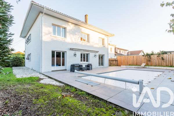 Maison à vendre 8 pièces 208 m² Mérignac