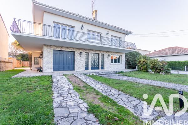 Maison à vendre 8 pièces 208 m² Mérignac