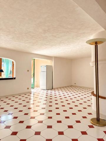 Appartement 85 m² à rénover - Quartier d'Anthéor - Belle terrasse avec cuisine d'été - 1 stationnement  - À 200 mètres de la plage