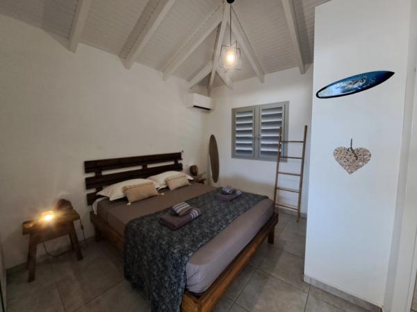 Villa créole élégante avec piscine et jardin tropical à Saint-François