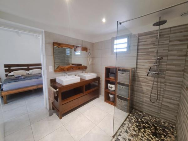 Villa créole élégante avec piscine et jardin tropical à Saint-François