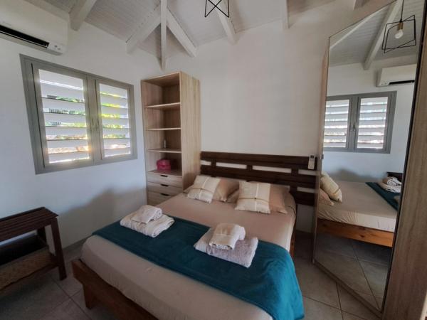 Villa créole élégante avec piscine et jardin tropical à Saint-François