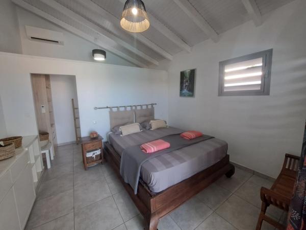 Villa créole élégante avec piscine et jardin tropical à Saint-François