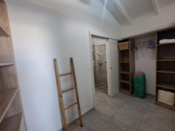 Villa créole élégante avec piscine et jardin tropical à Saint-François