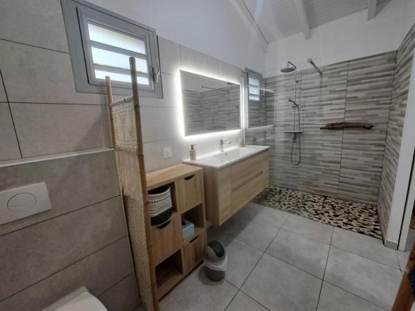 Villa créole élégante avec piscine et jardin tropical à Saint-François