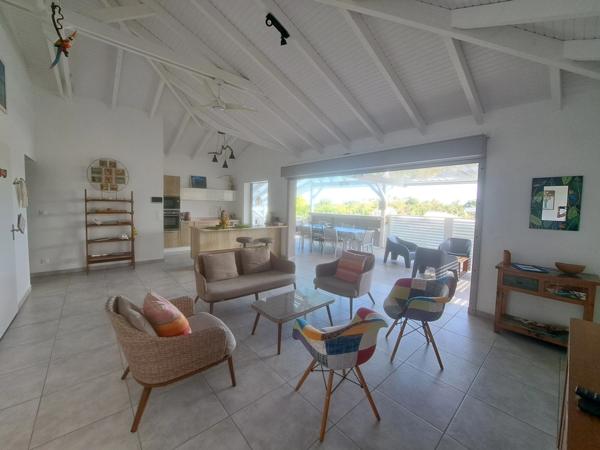 Villa créole élégante avec piscine et jardin tropical à Saint-François