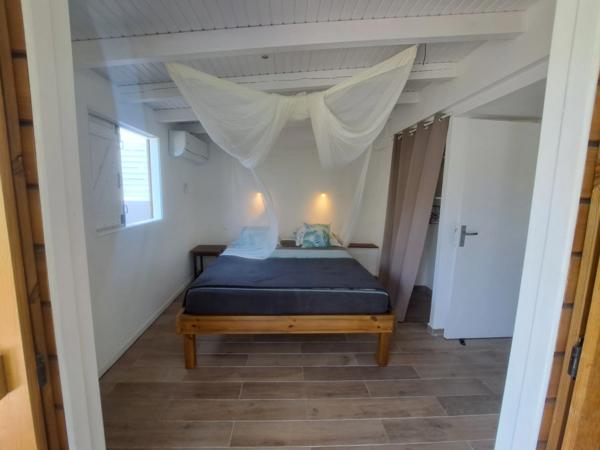 Villa créole élégante avec piscine et jardin tropical à Saint-François